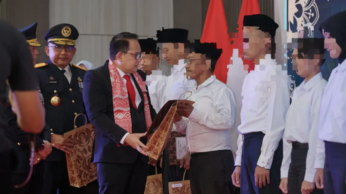 SENANG: Narapidana lapas se-Surabaya Raya terima remisi Kemerdekaan RI di Lapas Porong Sidoarjo, Senin (17/8). (DIKY SANSIRI/RADAR SIDOARJO)