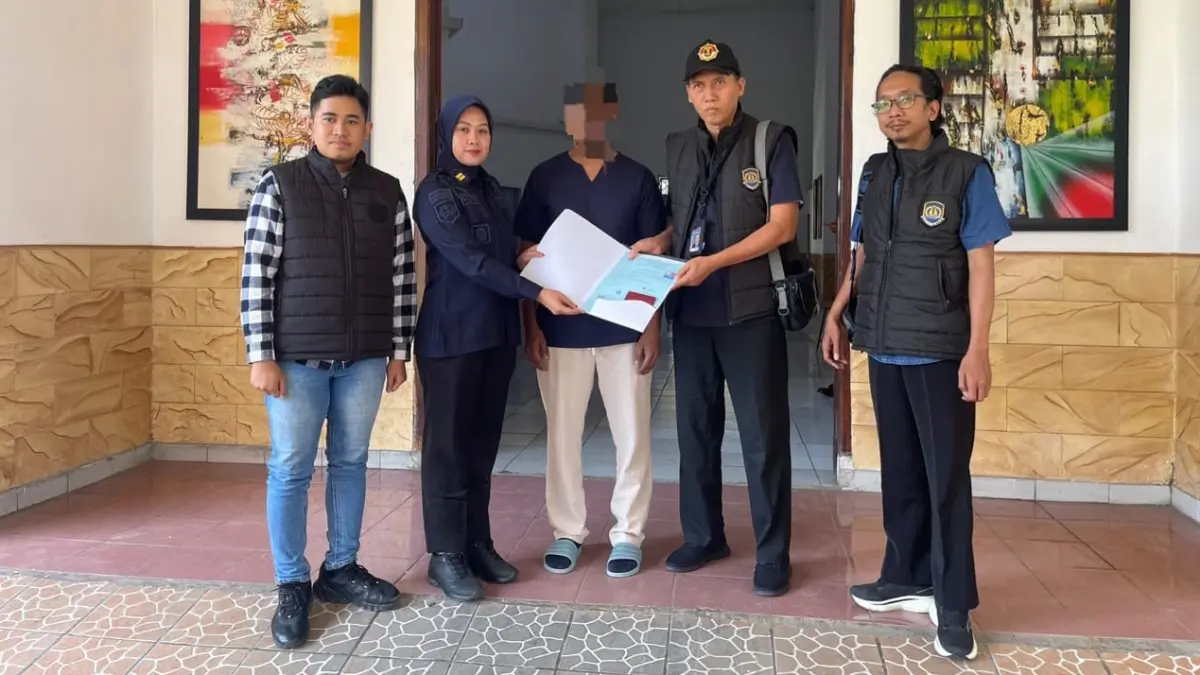BEBAS: WNA asal Malaysia diserahkan ke Imigrasi Surabaya, Kamis (20/8). (LAPAS KELAS I SURABAYA)