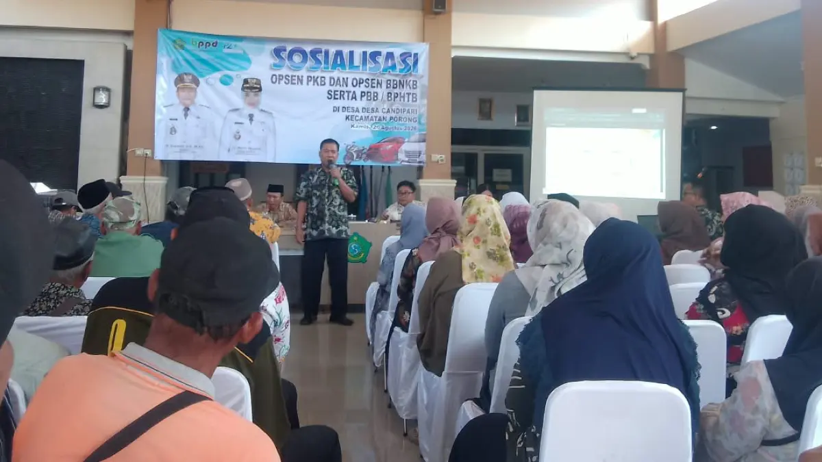 DISKON: Kepala Bidang (Kabid) Pajak Daerah III BPPD Kabupaten Sidoarjo Supriyanto saat memberikan sosialisasi kepada warga Desa Candipari, Kecamatan Porong, Kamis (20/8) siang. (DIKY SANSIRI/RADAR SIDOARJO)