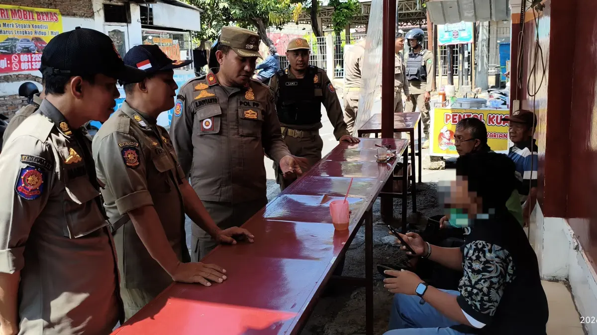 KAGET: Sejumlah pelajar terjaring razia di sejumlah warung kopi di Sidoarjo.&nbsp;