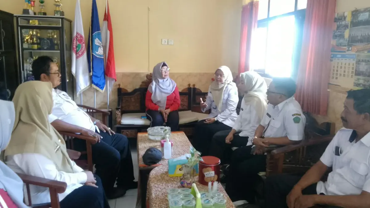 KEMBALI SEKOLAH: Plt Kepala Dispendikbud Sidoarjo Dr Netti Lastiningsih saat mengunjungi sekolah SD Negeri Pranti, Sedati, Sidoarjo, Rabu (19/8).(DIKY SANSIRI/RADAR SIDOARJO)