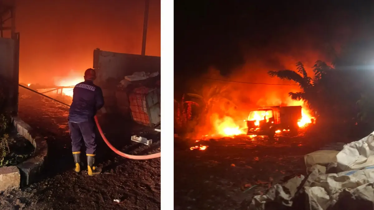 SIGAP: Petugas berusaha memadamkan kebakaran truk sampah (foto kanan) di Desa Cemeng Bakalan, Sidoarjo. Tempo semalam dua kejadian kebakaran tercatat hampir bersamaan.(IST/RADAR SURABAYA)