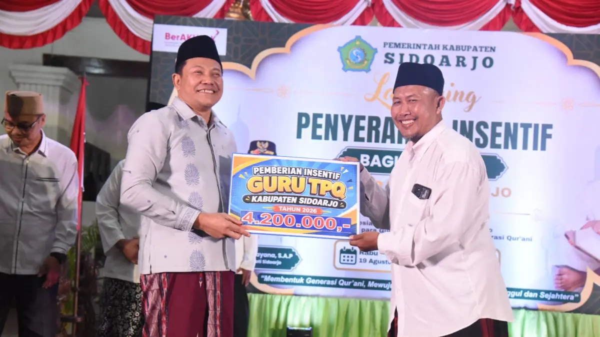 SIMBOLIS: Bupati Sidoarjo Subandi serahkan insentif ke guru ngaji di Pendapa Delta Wibawa, Rabu (19/8) malam.