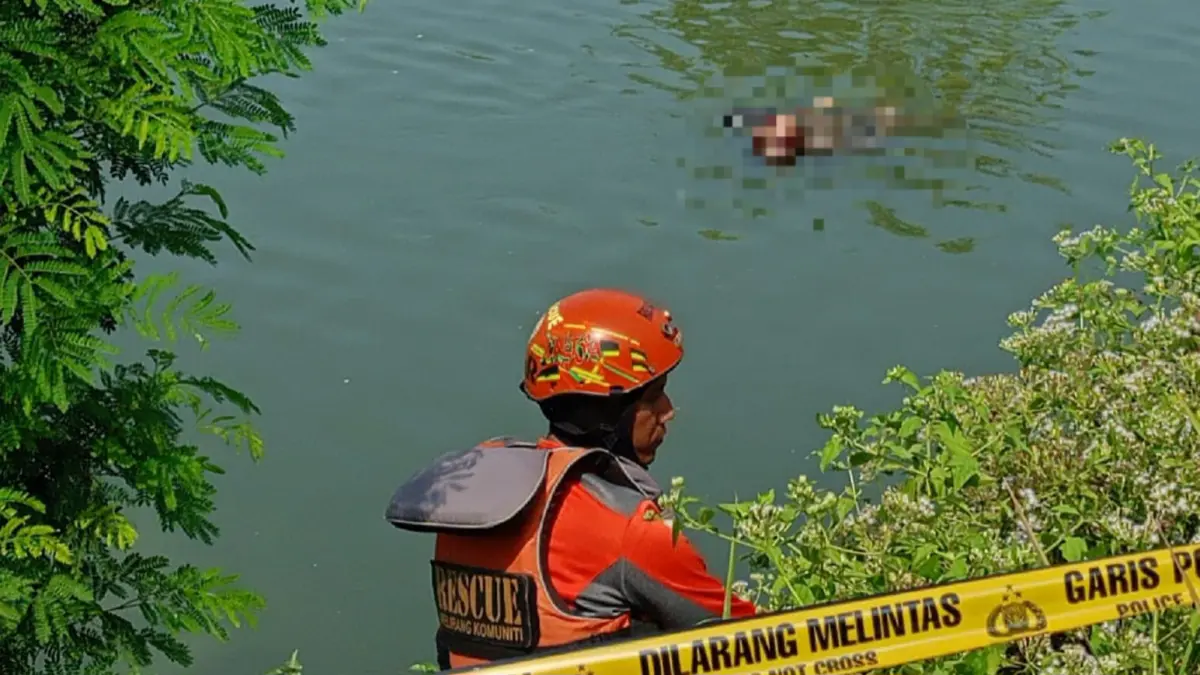 MENINGGAL: Petugas bersiap mengevakuasi jenazah yang ditemukan mengapung di Bocok Selatan.