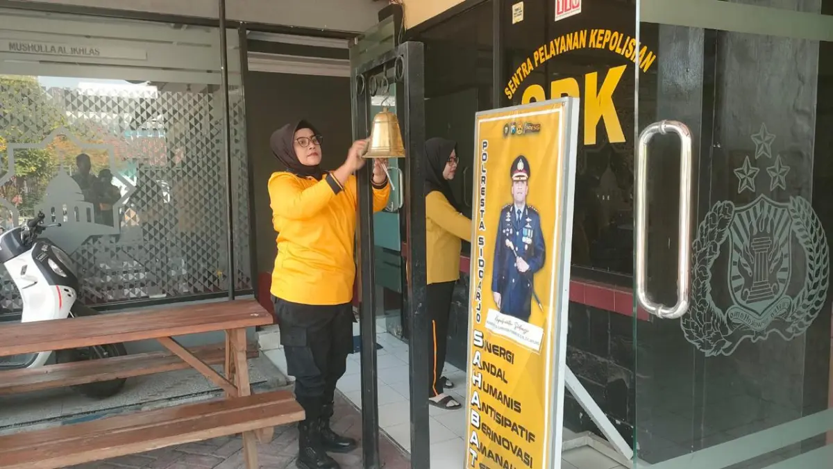 SEMANGAT: Sejumlah Polwan membersihkan lingkungan Mako sebagai persiapan Hari Jadi Polwan.&nbsp;