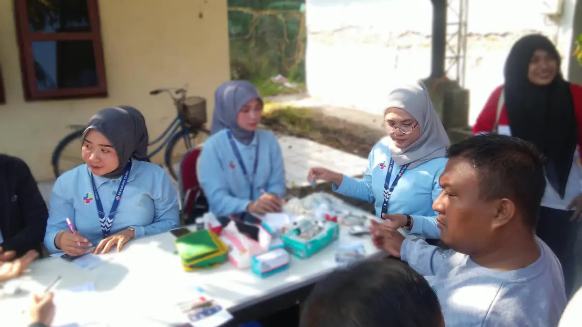 JEMPUT BOLA: Tenaga kesehatan Rumah Sakit Pusura Candi sedang melakukan cek kesehatan gratis kepada masyarakat di Kantor Kecamatan Candi, Jumat (21/8). (DIKY SANSIRI/RADAR SIDOARJO)