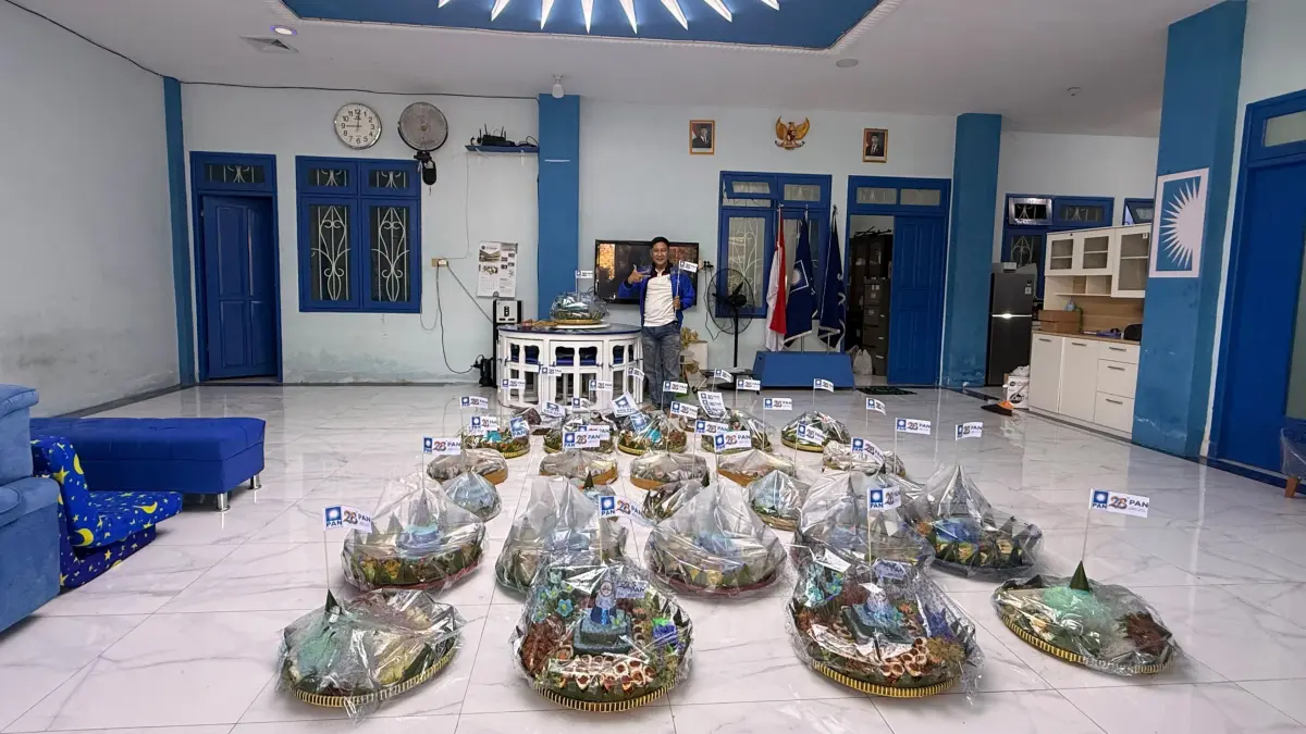 BERBAGI TUMPENG: Ketua DPD PAN Sidoarjo H Khulaim Junaidi bersama puluhan tumpeng yang dibagikan ke masing masing Dewan Pimpinan Cabang PAN se Kabupaten Sidoarjo.