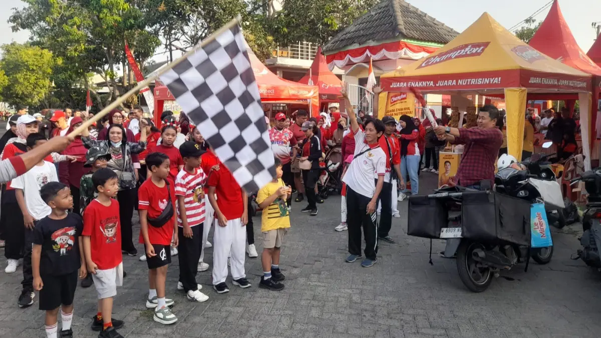 MERIAH: Perum MCA RW 5 menggelar bazar UMKM dipadu dengan jalan sehat yang didukung oleh Bank Jatim.