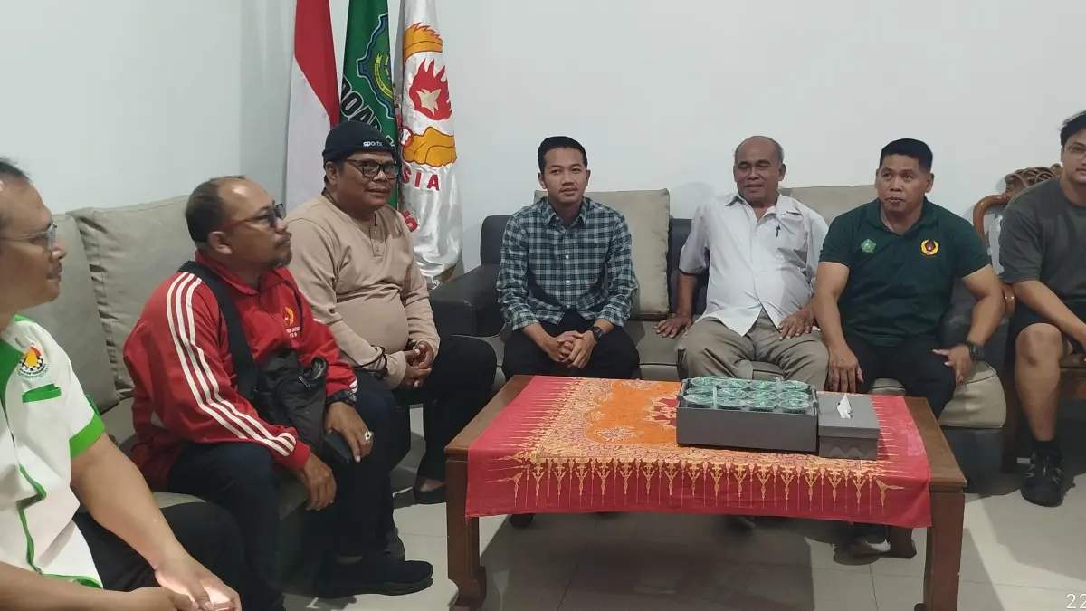 PERCAYA DIRI: Rafi Wibisono (tengah) mendaftar sebagai calon Ketua KONI Sidoarjo.