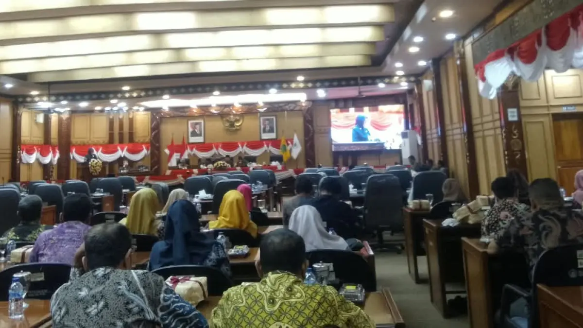 PERLINDUNGAN: Wabup Sidoarjo Mimik Idayana mengikuti Rapat Paripurna DPRD Sidoarjo. (DIKY SANSIRI/RADAR SIDOARJO)