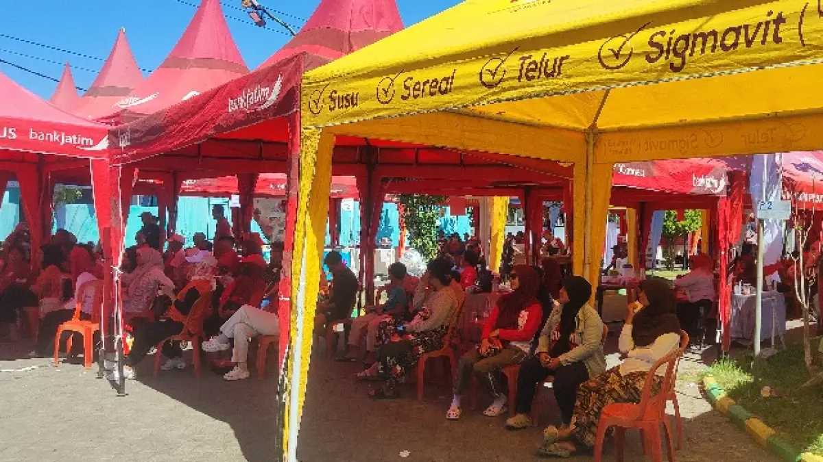 RAMAI: Warga Perumahan Mutiara Citra Asri (MCA) RW 5, Desa Boro, Tanggulangin antusias mengunjungi bazar UMKM dan jalan sehat di wilayahnya.