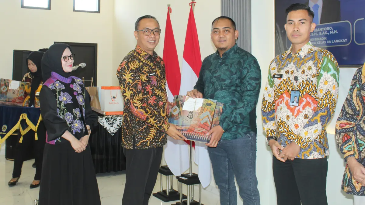SERTIJAB: Kepala Pengamanan Rutan Medaeng Sidoarjo Hengki Giantoro (batik hijau) pindah ke Lapas Narkotika Kelas IIA Langkat. (RUTAN KELAS I SURABAYA)