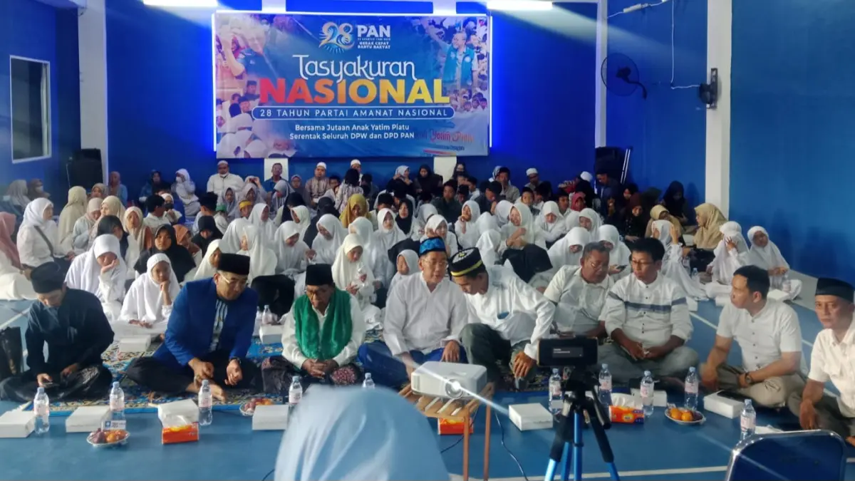 TASYAKURAN: PAN Sidoarjo gelar santunan kepada anak yatim piatu di Kantor DPD PAN Sidoarjo, Minggu (23/8) siang. (DIKY SANSIRI/RADAR SIDOARJO)