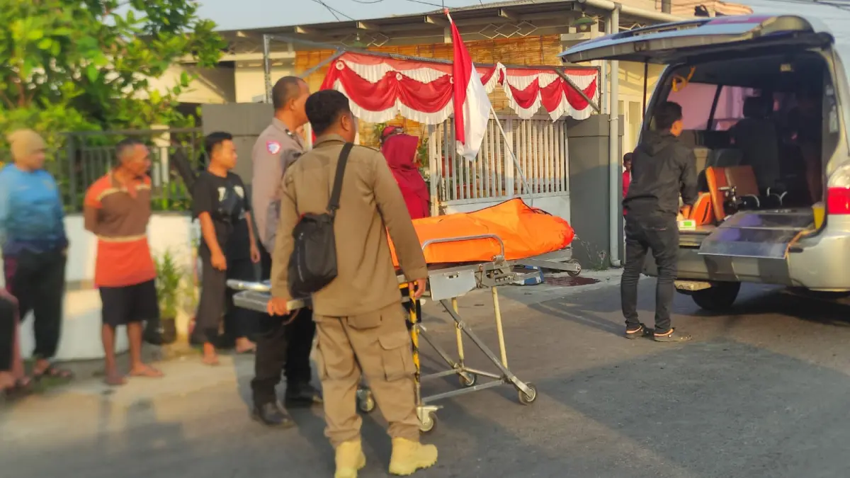 TRAGIS: Petugas saat mengevakuasi jenazah IWB setelah mengalami kecelakaan di Desa Pekarungan, Sukodono, Sidoarjo.&nbsp;