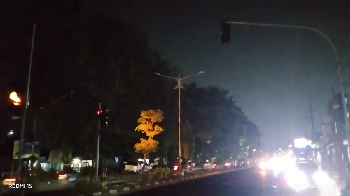WASPADA: Penerangan Jalan Umum di Jalan Raya Tebel, Kecamatan Gedangan, Sidoarjo.