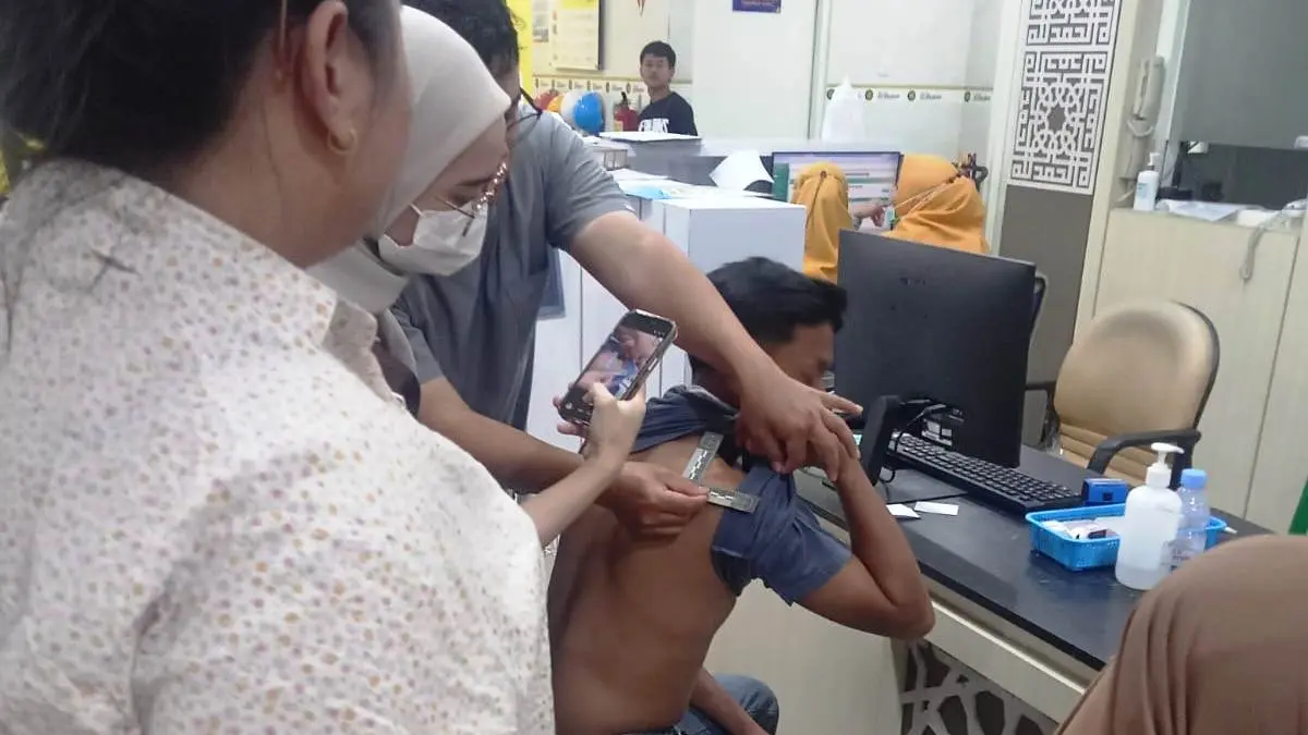 DIPERIKSA: Korban usai menjadi korban pengeroyokan.