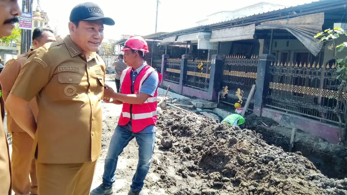 KETERLAMBATAN: Bupati Sidoarjo Subandi saat sidak proyek betonisasi Jalan Tambak Cemandi, Kecamatan Sedati, Senin (24/8) siang. (DIKY SANSIRI/RADAR SIDOARJO)

