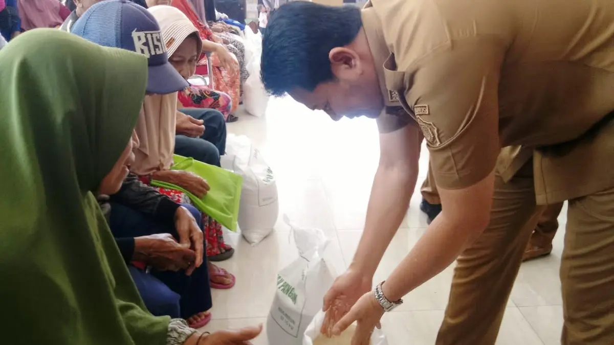 PROGRAM PEMERINTAH: Bupati Sidoarjo Subandi menyalurkan bantuan beras di tiga desa di Kecamatan Sedati, Senin (24/8) pagi. (DIKY SANSIRI/RADAR SIDOARJO)