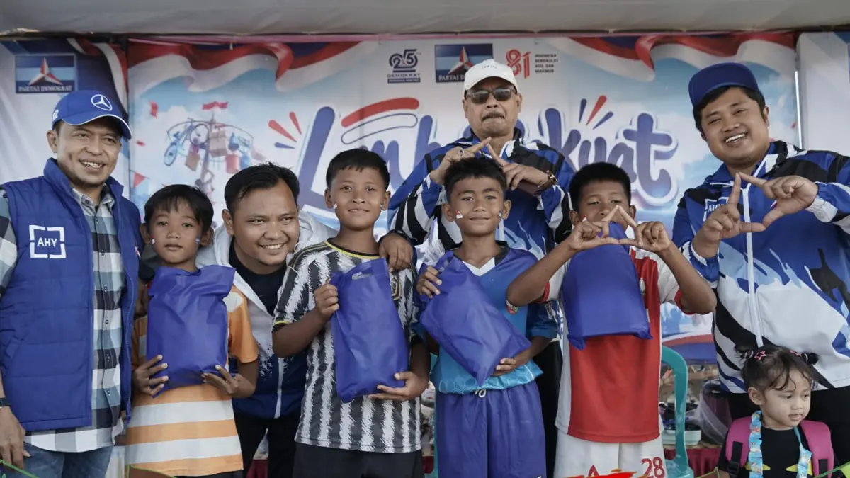 BERHADIAH: Ribuan warga dari berbagai kalangan tumpah ruah mengikuti kegiatan Lomba Rakyat Demokrat Sidoarjo yang digelar di halaman Limasan Kopi Sidoarjo, Minggu (23/8).