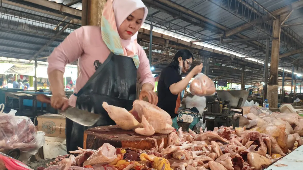 BERKAH: Penjual ayam potong di salah satu pasar di Sidoarjo.