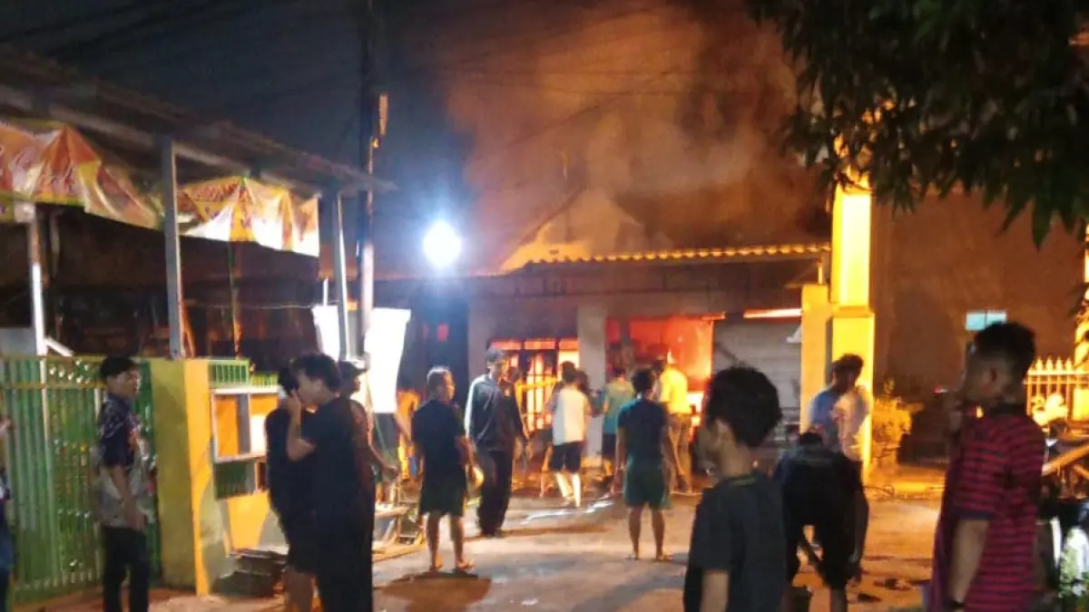 LUDES: Petugas berusaha memadamkan api yang membakar sebuah ruko di kawasan Pagerwojo, Buduran, Sidoarjo.&nbsp;