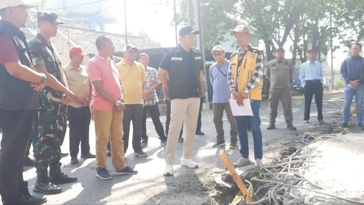 PENGAWASAN: Bupati Sidoarjo Subandi (topi hitam) saat melakukan sidak di proyek betonisasi Jalan Krian (RPH)-Kemangsen (Baldes), Selasa (25/8). (DIKY SANSIRI/RADAR SIDOARJO)