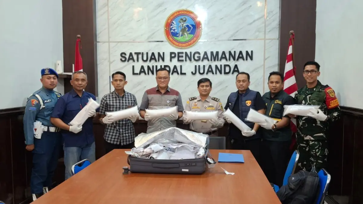 PENYELUNDUPAN: Petugas menunjukkan benih lobster yang diamankan.&nbsp;
