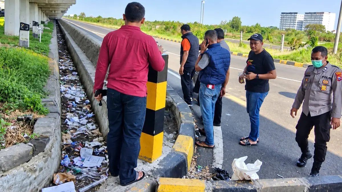 DIPERIKSA: Personel Polsek Waru saat memeriksa lokasi penemuan limbah medis di Tambak Sumur, Waru, Sidoarjo.&nbsp;