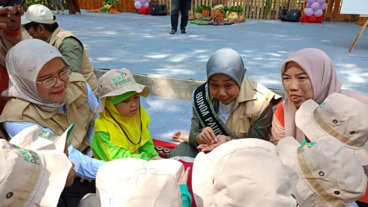 EDUKASI: Bunda PAUD Sidoarjo Sriatun (dua dari kanan) saat mengajak bermain para pelajar di Kampung Lali Gadget (KLG), Dusun Bendet, Desa Pagerngumbuk, Kecamatan Wonoayu, Rabu (26/8) pagi. DIKY SANSIRI/RADAR SIDOARJO