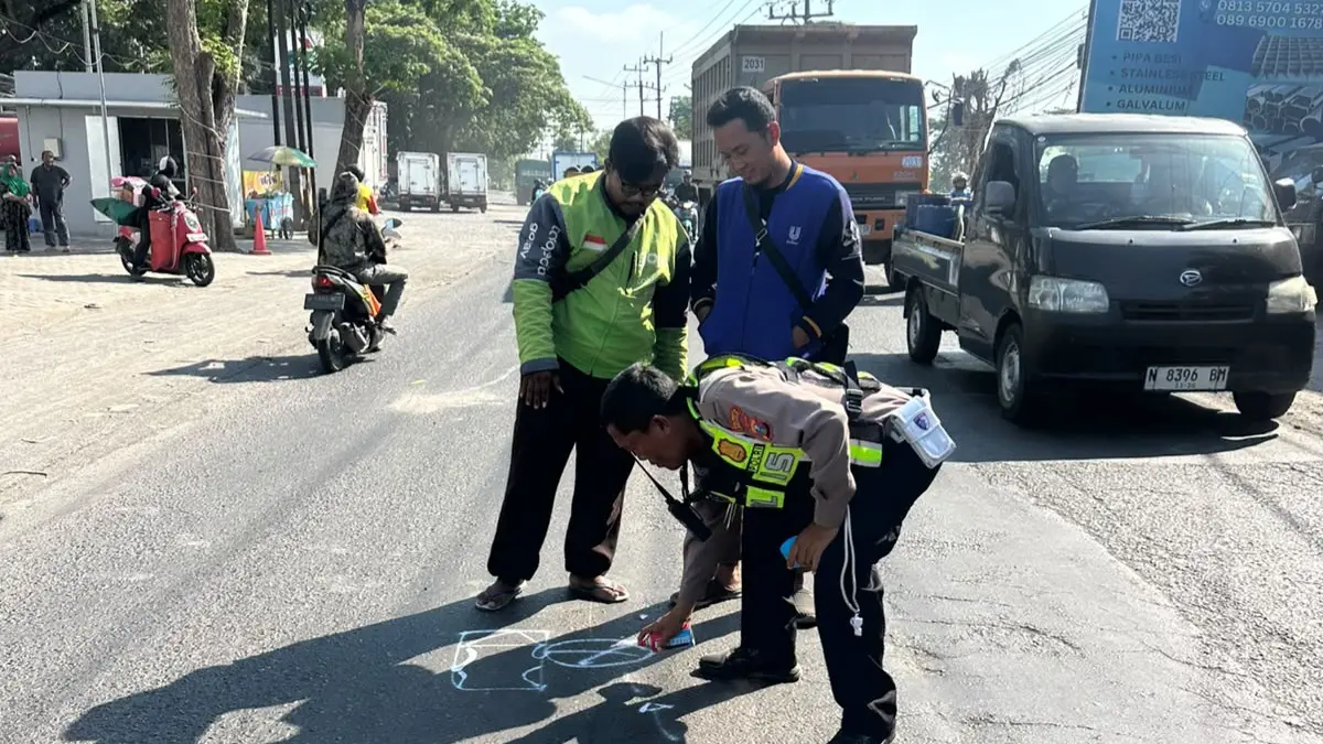 LAKA MAUT: Petugas melakukan olah TKP kejadian kecelakaan lalu lintas di Lingkar Timur, Buduran, Sidoarjo.&nbsp;