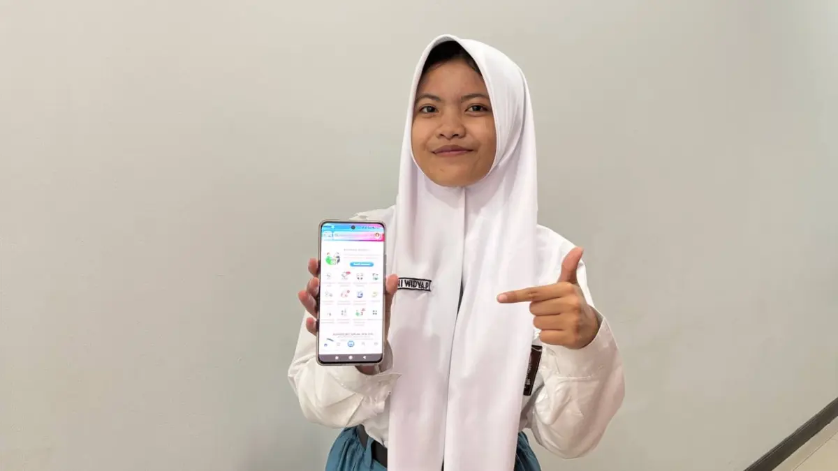 KREATIF: Kirani Widya Prameswari (17), siswi kelas 11 SMA Negeri 2 Sidoarjo ini juga memanfaatkan teknologi untuk mengelola kebutuhan kesehatan melalui Aplikasi Mobile JKN.
