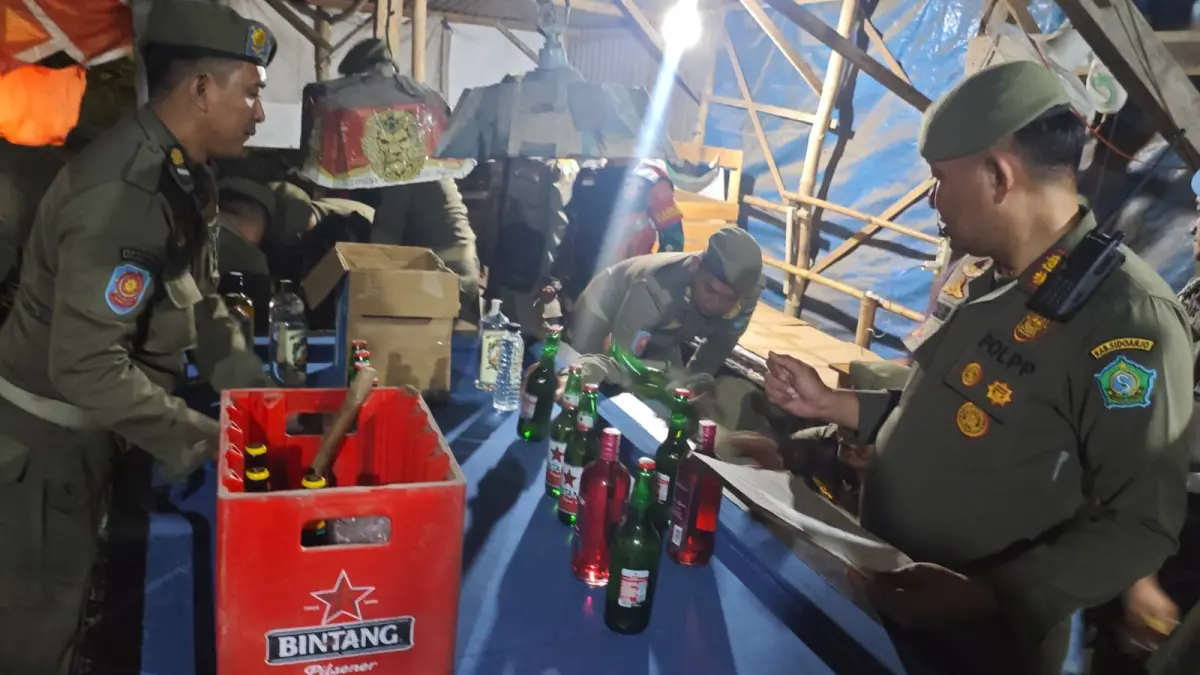 TEGAS: Satpol PP Sidoarjo sita ratusan miras dari rumah dan warkop, Rabu (26/8) malam.