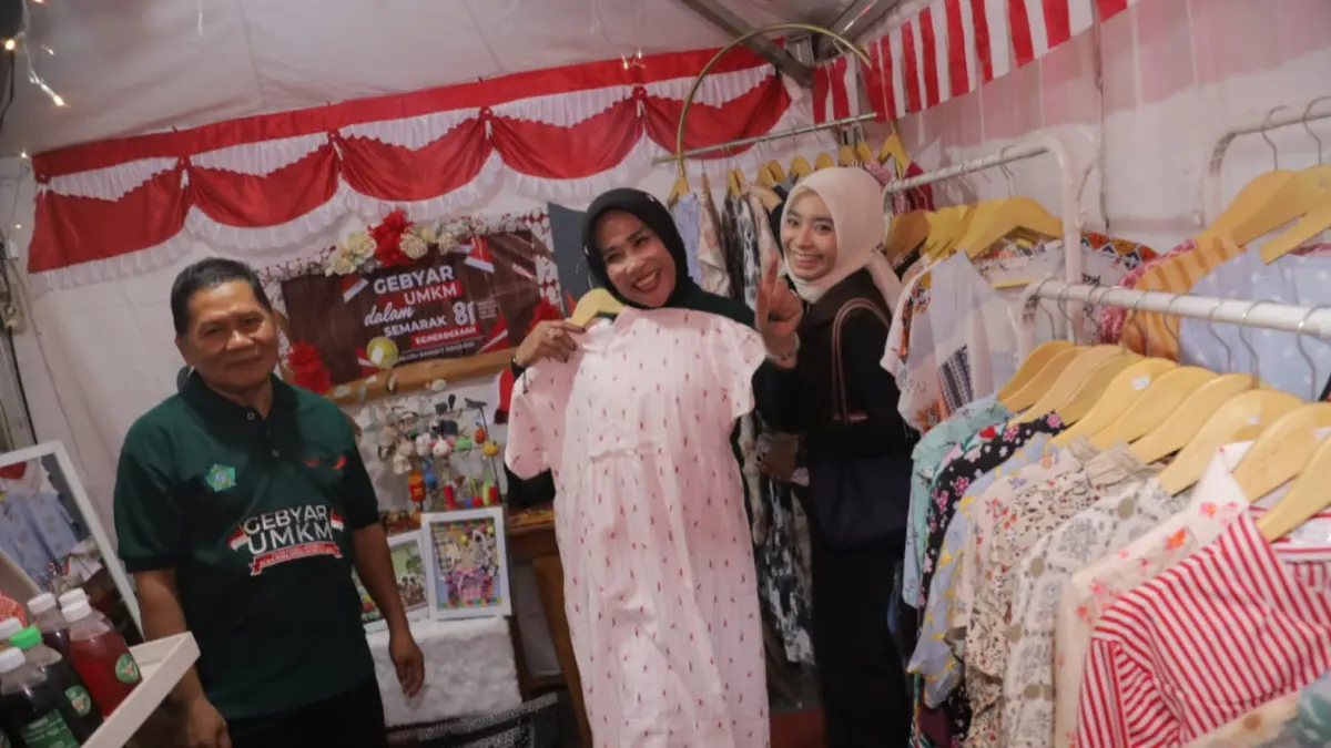 DUKUNGAN: Wabup Sidoarjo Mimik Idayana saat mencoba gaun di salah satu stan Gebyar UMKM di Ramayana Ciplaz Sidoarjo, Jumat (28/8).(SURYANTO/RADAR SIDOARJO)