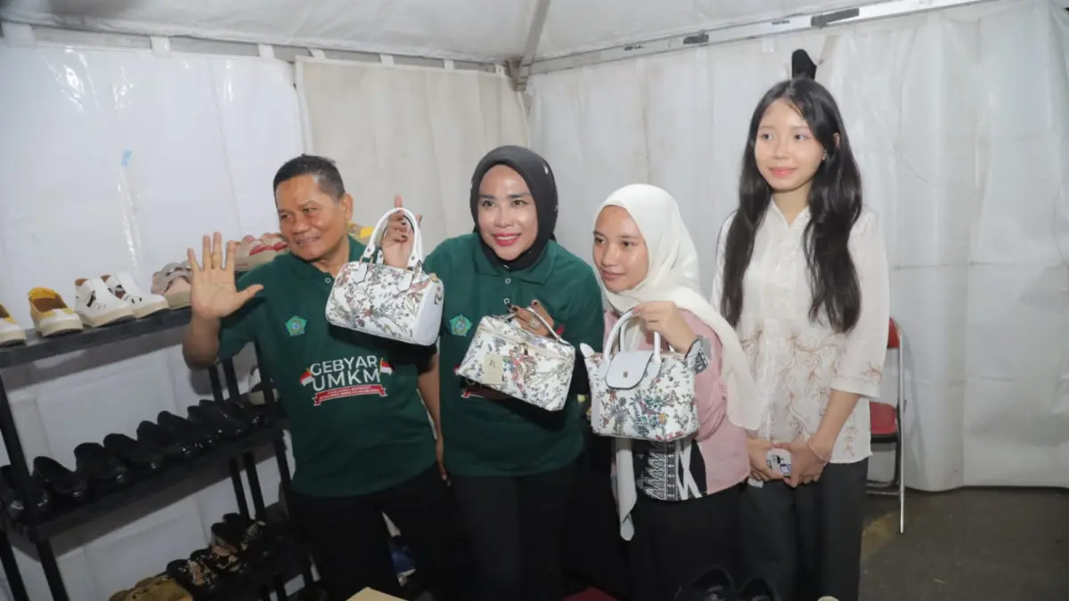 MEMAJUKAN: Wabup Sidoarjo Mimik Idayana saat mengunjungi dan membeli produk salah satu UMKM. (SURYANTO/RADAR SIDOARJO)