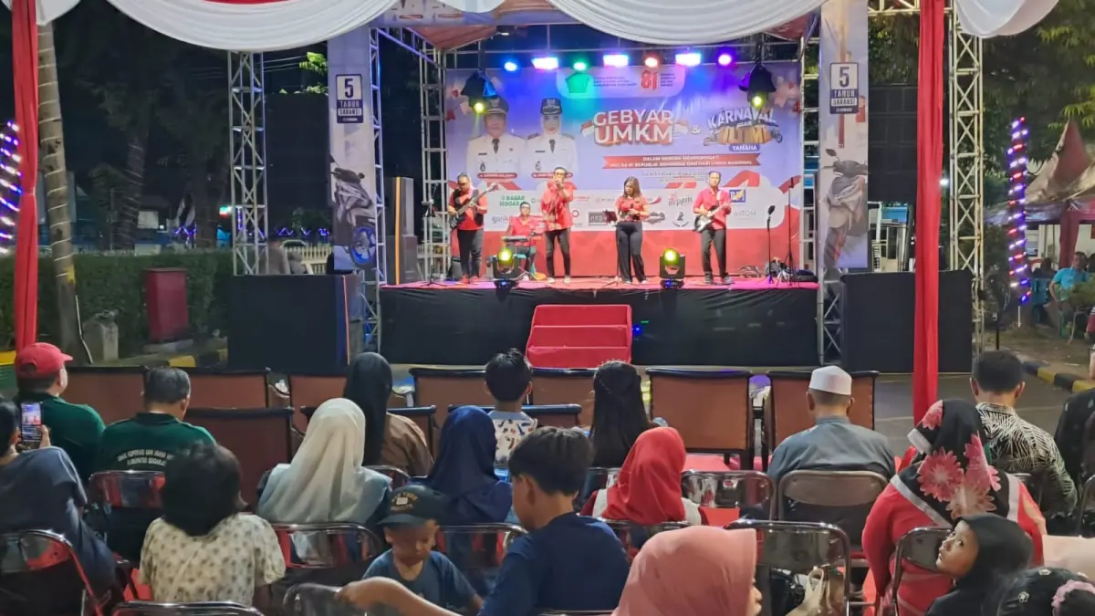 MERIAH: Penampilan Helios Band di Gebyar UMKM dan Karnaval Gear Ultima di halaman parkir Ramayana Ciplaz Sidoarjo, Jumat (28/8) petang.(VEGA DWI ARISTA/RADAR SIDOARJO)