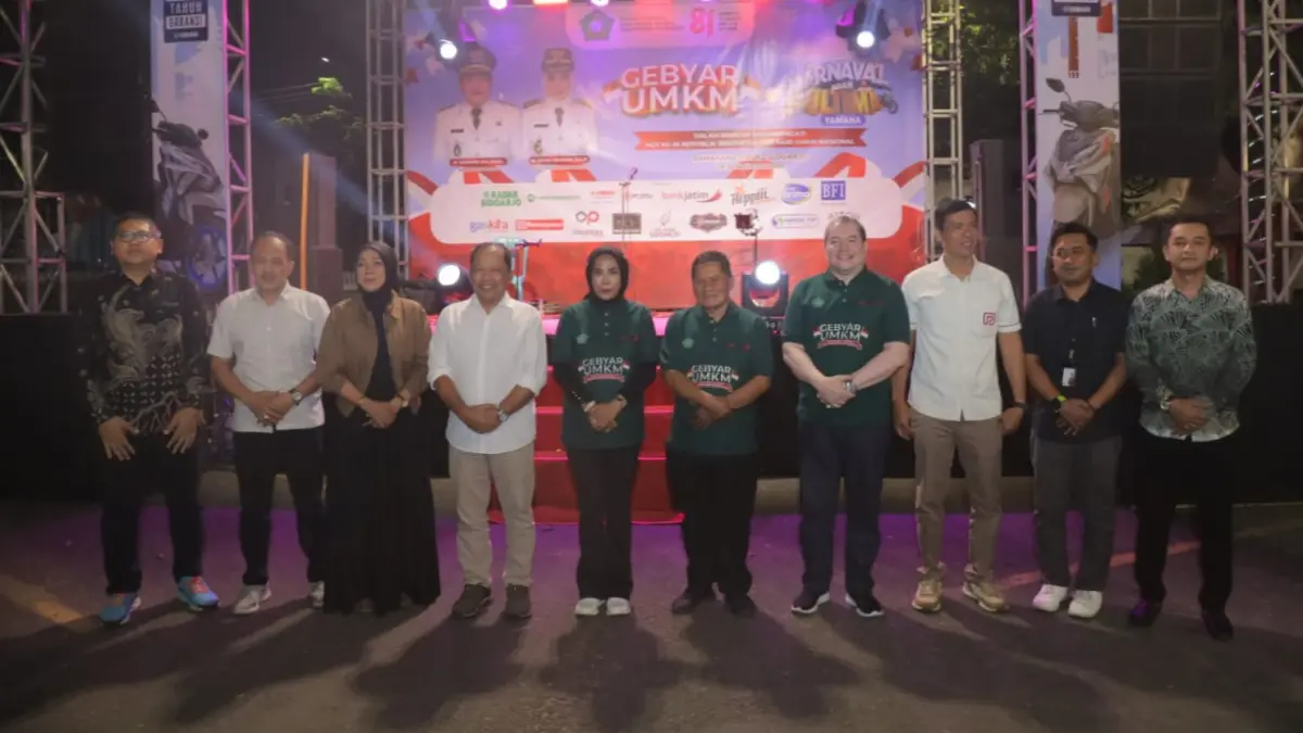 MERIAH: Wabup Sidoarjo Mimik Idayana (lima dari kiri) daat membuka Gebyar UMKM di Ramayana Ciplaz Sidoarjo, Jumat (28/8) malam.(SURYANTO/RADAR SIDOARJO)