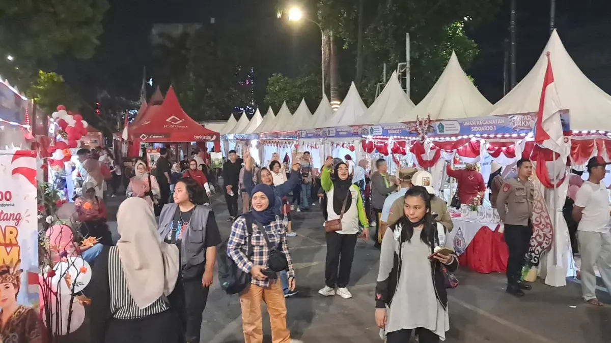 RAMAI: Gebyar UMKM dan Karnaval Gear Ultima di Ramayana Ciplaz Sidoarjo, Jumat (28/8). Acara ini dimeriahkan berbagai penampilan.(VEGA DWI ARISTA/RADAR SIDOARJO)