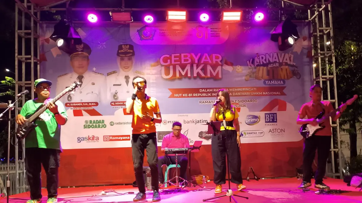 ATRAKTIF: Penampilan Helios Band di hari kedua Gebyar UMKM di Ramayana Ciplaz Sidoarjo, Sabtu (29/8) malam.(SURYANTO/RADAR SIDOARJO)