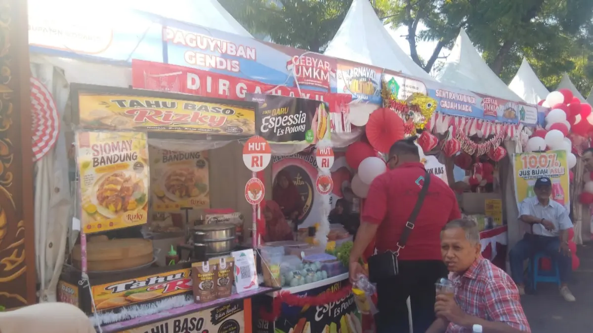 BANYAK PILIHAN: Pengunjung bisa berbelanja produk fesyen lokal dan makanan di Gebyar UMKM ini.(DIKY PUTRA SANSIRI/RADAR SIDOARJO)
