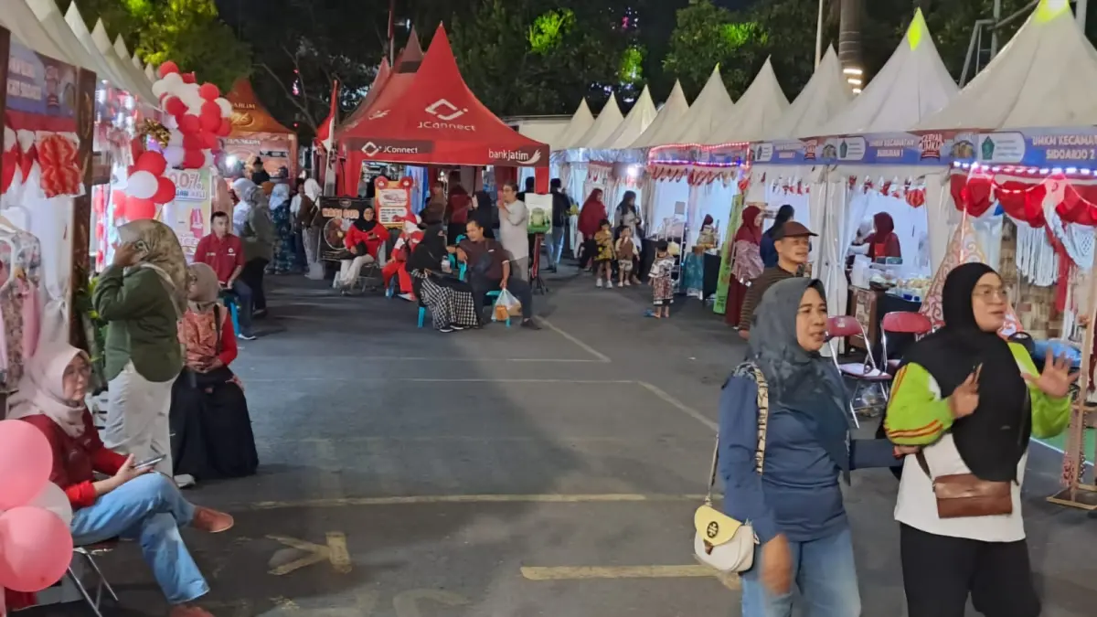 BERAGAM: Stan-stan UMKM di Gebyar UMKM di halaman parkir Ramayana Ciplaz Sidoarjo, Sabtu (29/8) siang. Berbagai pilihan produk UMKM Sidoarjo ada di sini. (VEGA DWI ARISTA/RADAR SIDOARJO)