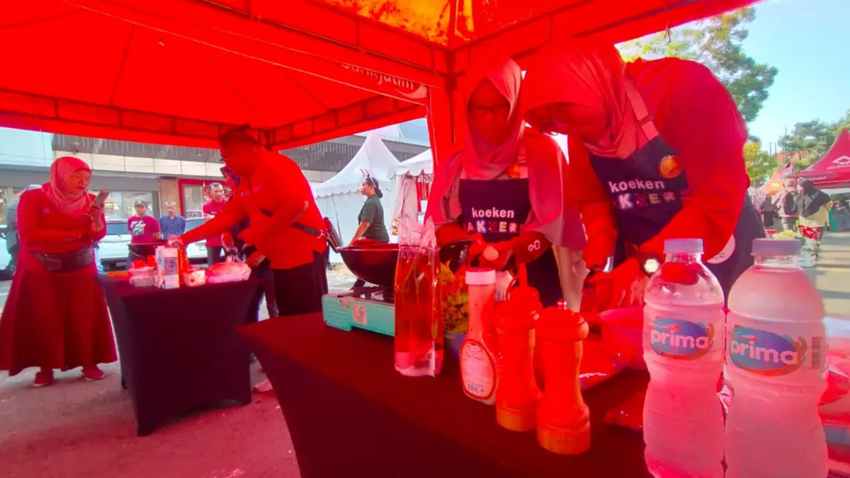 BERI TERBAIK: Tiga pelaku UMKM ikuti lomba memasak di Gebyar UMKM dan Karnaval Gear Ultima 2026, halaman parkir Ramayana, Ciplaz Sidoarjo, Sabtu (29/8) sore.(SURYANTO/RADAR SIDOARJO)