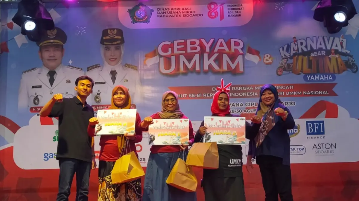 GEMBIRA: Pedalindo sabet juara lomba masak di Gebyar UMKM di Ramayana Ciplaz Sidoarjo, Sabtu (29/8).(SURYANTO/RADAR SIDOARJO)
