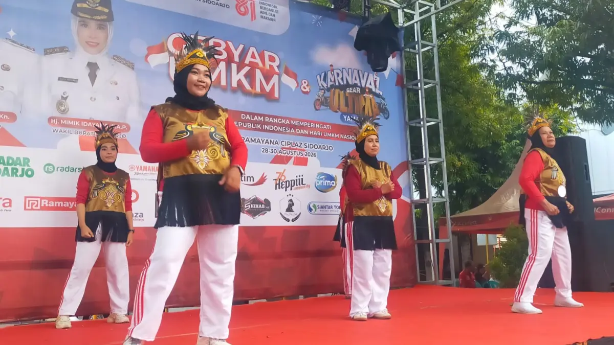 SEHAT: Lomba senam ramaikan Gebyar UMKM 2026 di Ramayana Ciplaz Sidoarjo, Sabtu (29/8).(SURYANTO/RADAR SIDOARJO)