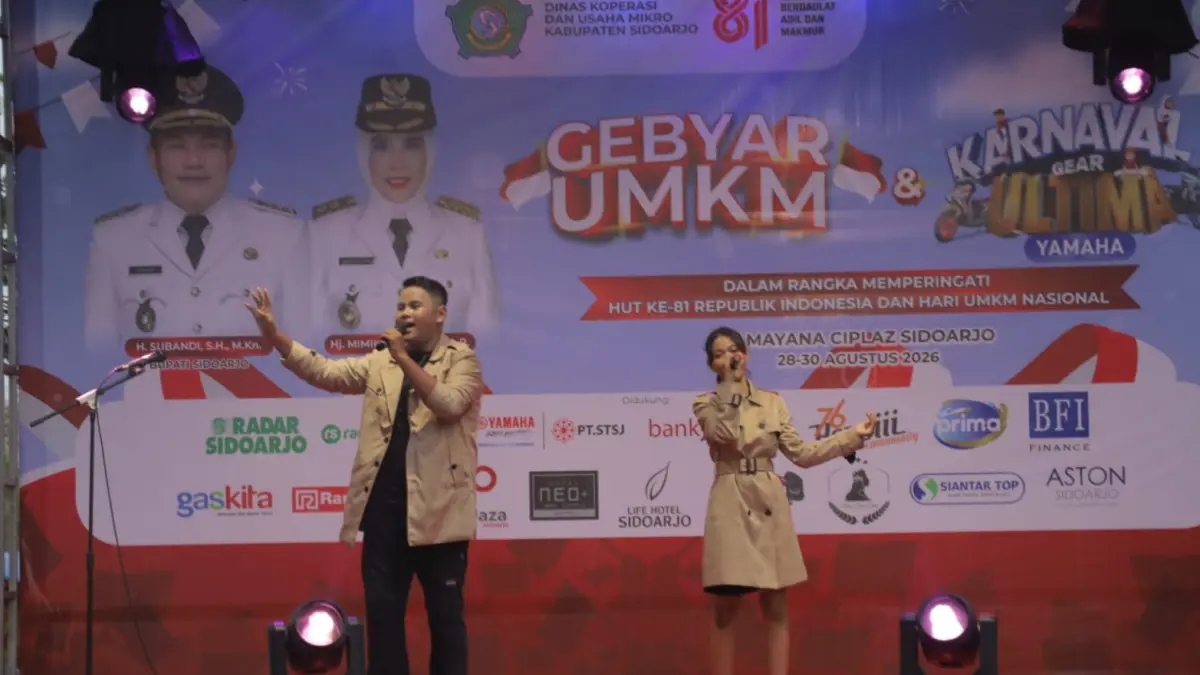 TALENTA: Penampilan Alvaro Fernanda dan Shinta Cantika di Gebyar UMKM di Ramayana Ciplaz Sidoarjo, Jumat (28/8) malam.(SURYANTO/RADAR SIDOARJO)