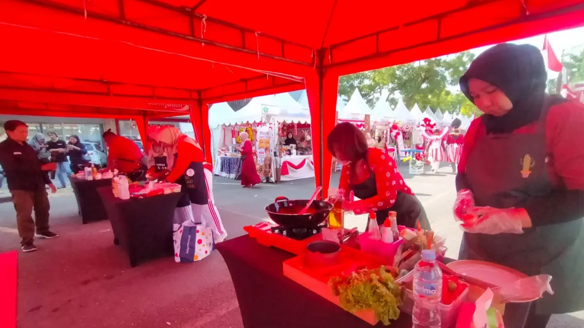 UNJUK KEBOLEHAN: Peserta berlomba membuat kreasi masakan dengan bahan nugget.(SURYANTO/RADAR SIDOARJO)