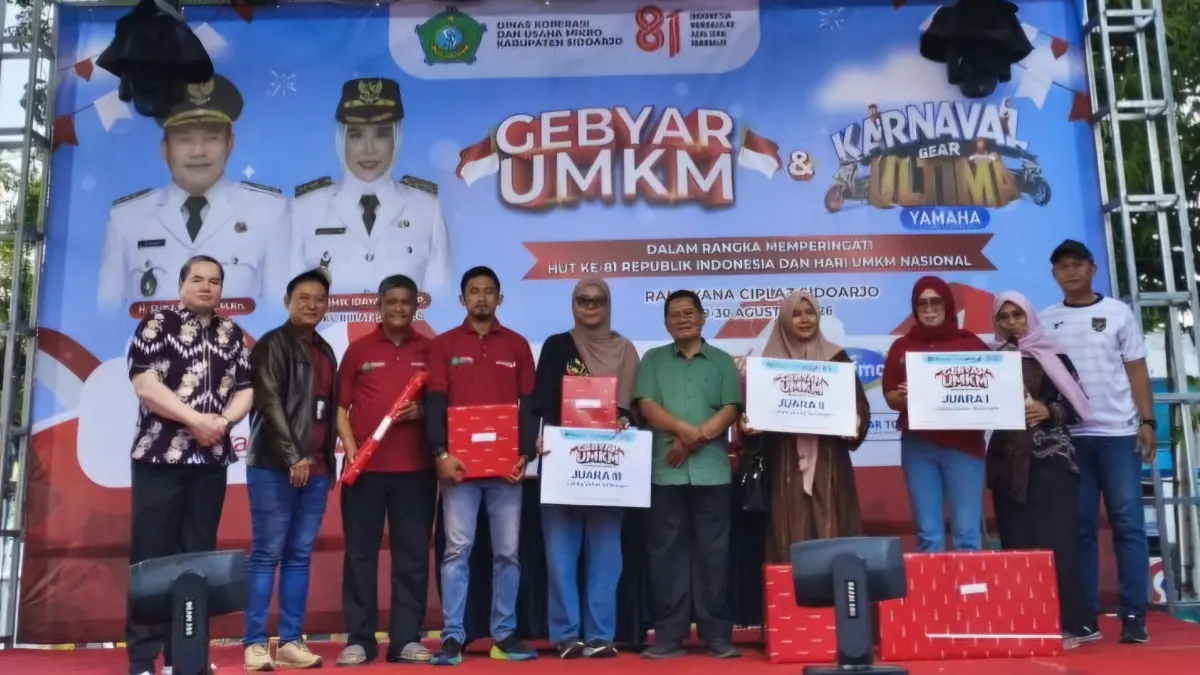 ANTUSIAS: Pelaku UMKM yang memenangkan lomba di Gebyar UMKM Sidoarjo di Ramayana Ciplaz, Minggu (30/8) petang.(ANDY SATRIA/RADAR SIDOARJO)