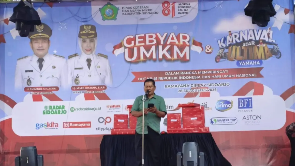 BERGELIAT: Kepala Dinas Koperasi dan Usaha Mikro (Dinkop UM) Kabupaten Sidoarjo Mochammad Hudori saat menutup gelaran Gebyar UMKM di Ramayana Ciplaz, Minggu (30/8).(ANDY SATRIA/RADAR SIDOARJO)