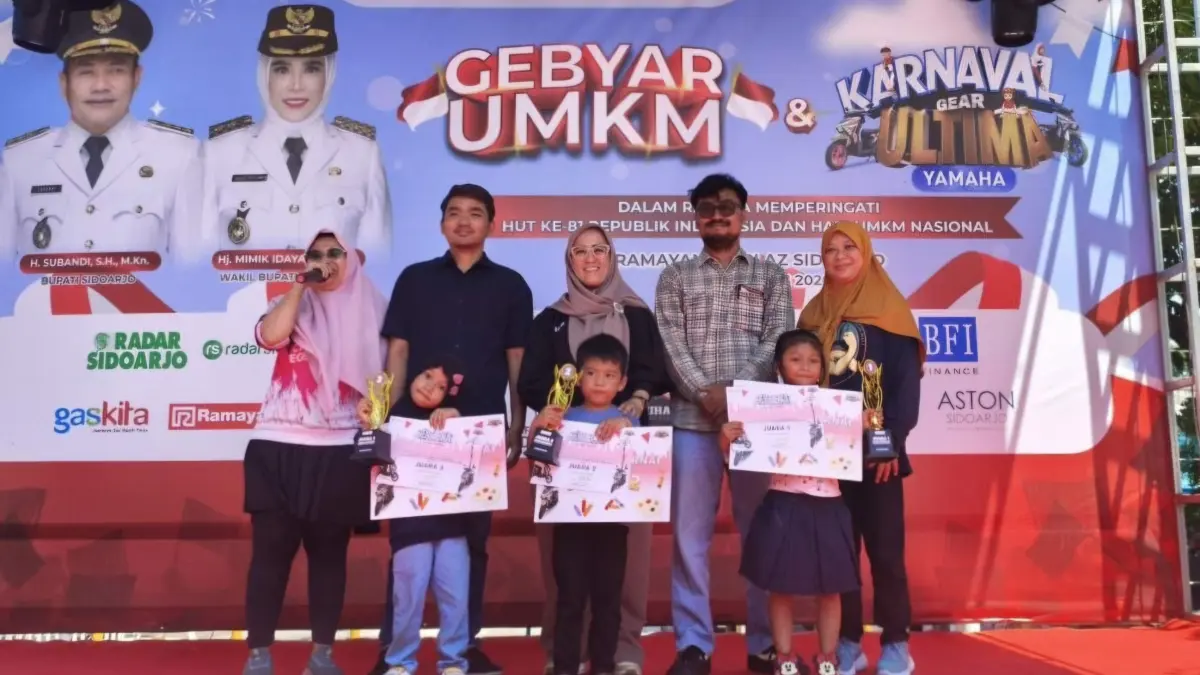 KREATIF: Pemenang lomba mewarnai Gebyar UMKM Sidoarjo di Ramayana Ciplaz, Minggu (30/8).(ANDY SATRIA/RADAR SIDOARJO)
