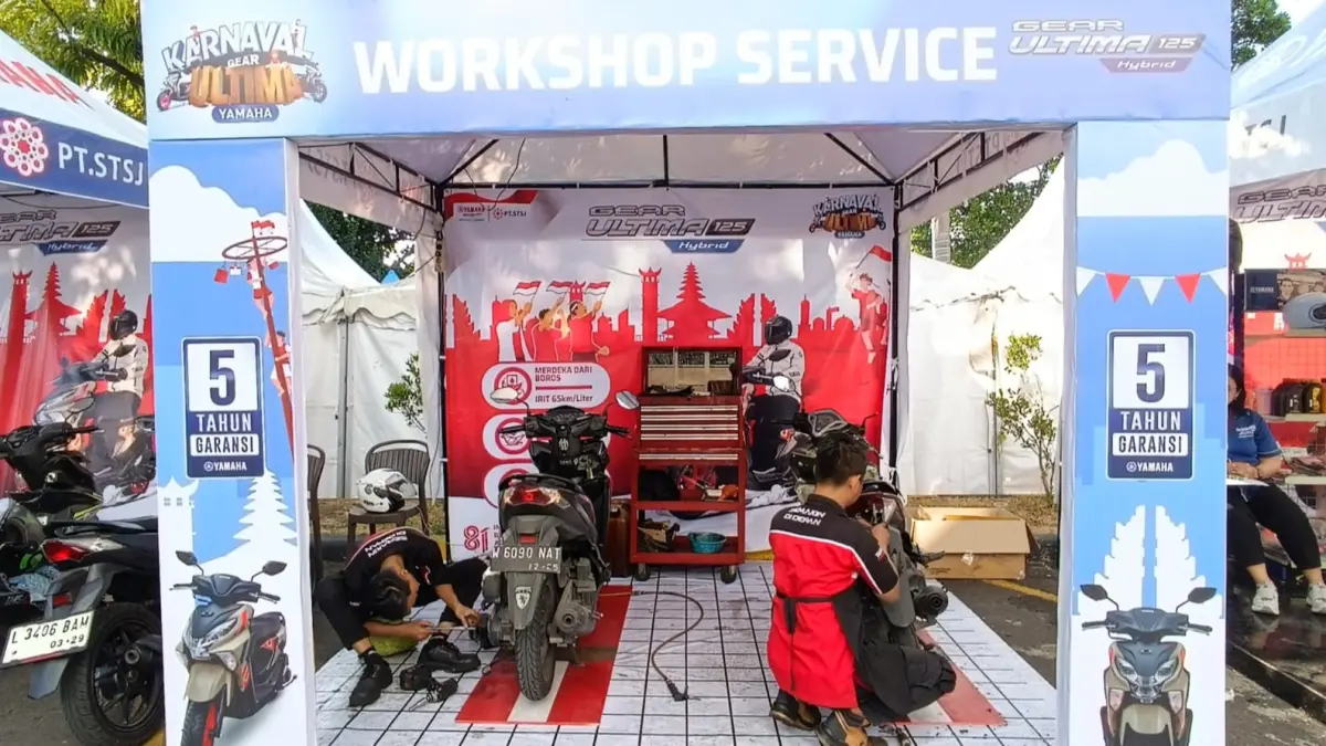 RAMAI: Servis murah Yamaha di Ramayana Ciplaz Sidoarjo, Minggu (30/8) pagi. (ANDY SATRIA/RADAR SIDOARJO)