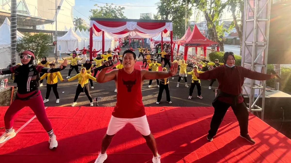 SEMARAK: Senam bersama dalam kegiatan Gebyar UMKM dan Karnaval Gear Ultima yang diselenggarakan Dinas Koperasi dan Usaha Mikro Sidoarjo. (HANY AKASAH/RADAR SIDOARJO)
